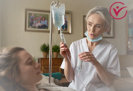 Врач ставить капельницу на дому